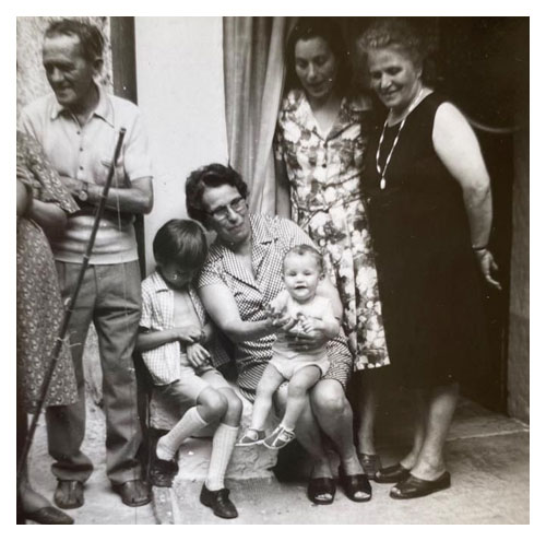Gilberto Rossi da piccolo con fratello, mamma e nonna